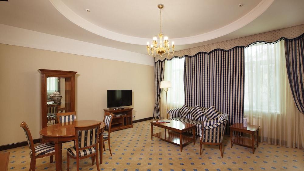 אלמטי Grand Tien Shan Hotel מראה חיצוני תמונה