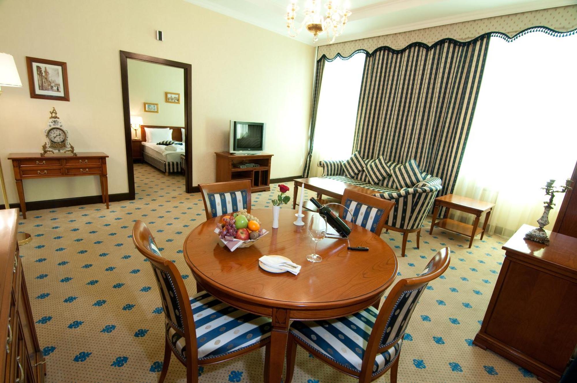 אלמטי Grand Tien Shan Hotel מראה חיצוני תמונה